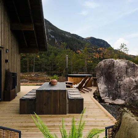 Domek alpejski Lakehouse Cedar With Sauna, Boat & Jacuzzi